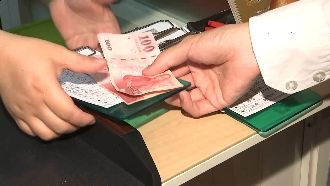 假鈔黨出沒！趁攤商忙打烊付百元假鈔