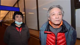 擬專業交流處理滯留  兩桃機陸男開心（1）中國大陸男子劉興聯（右）、顏克芬（左）滯留桃園機場至今近4個月，陸委會擬以專業交流名義先安排他們合法入境，再等待轉送第三國，24日消息傳出，讓他們相當開心。中央社記者邱俊欽桃園機場攝　108年1月24日