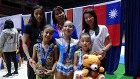 菲船長盃韻律體操賽 台奪7面牌菲律賓第一屆船長盃（Captain's Cup）韻律體操公開賽，台灣代表隊小將張淮均、許緻瑩和楊芷甯（前排左起），共摘下7面獎牌。3名小將在頒獎典禮結束後與教練團合影。中央社記者林行健巴賽城攝     108年1月25日