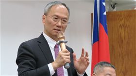 吳新興：台灣自由民主  不能被中共控制僑務委員會委員長吳新興（左）表示，從「一國兩制」在香港實施可見，中共是不能信賴的政權，台灣自由民主得來不易，絕不能被共產黨控制。中央社記者尹俊傑紐約攝　108年1月26日