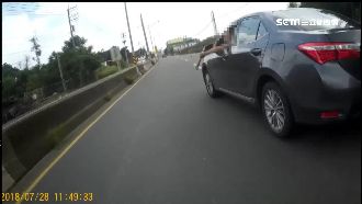 騎士比中指？駕駛怒拿球棒逼車