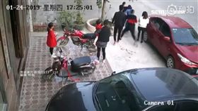 惡劣！女童玩耍擋門口　遭男出腳狠踹
