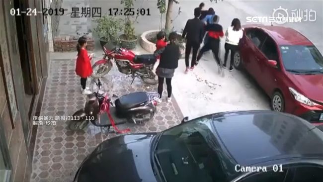 女童玩耍擋門口…惡男竟暴怒踹飛