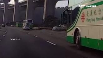 轎車國道突自撞　轉90度撞破護欄