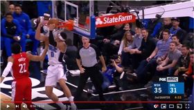 ▲魔術葛登（Aaron  Gordon）頭閃過籃框雙手反扣。（圖／翻攝自TNS_Moments）