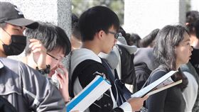考生認真K書  備戰學測考試（2）大學學科能力測驗25日登場，第一天考英文、國文、社會，考生在試場外認真K書，等待進入考場。中央社記者吳翊寧攝  108年1月25日