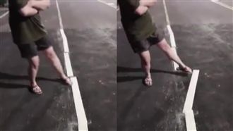 韓市府鋪路品質破功？腳踢標線扯位移