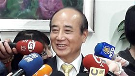 王金平穿針引線　420位企業家尋求投資南台灣本身也擔任中華民國商業總會名譽理事長的前立法院長王金平（圖）25日在立法院接受媒體訪問時說，26日下午將有420位企業家到高雄，與幾位縣市長座談，尋求投資機會。他相信對高雄的經濟發展肯定多少有幫助。中央社記者范正祥攝　108年1月25日