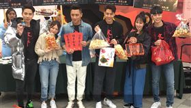 電影《寒單》年貨大街掃街造勢。（圖／記者常朝貴攝影）