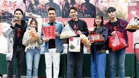 《寒單》演員群踩年貨大街PK辦年貨。（圖／想亮影藝提供）