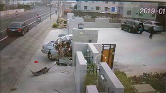 嘉義轎車自撞門柱　車頭全毀2人亡