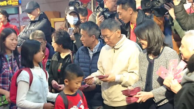 台北地下街慶新年　柯文哲現身發紅包