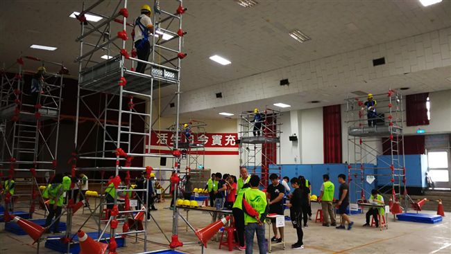 攀鋼架、扛滅火器　千人搶當中油員