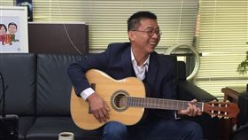 ▲民進黨立委許智傑智彈自唱「癡情玫瑰花」。（圖／記者林仕祥攝）