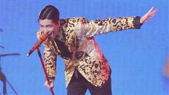 老蕭飆唱經典情歌！拿「這根」甩不停