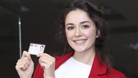 烏克蘭女星瑞莎耗時五年歸化台灣終能取得身分證。(記者林士傑/攝影)