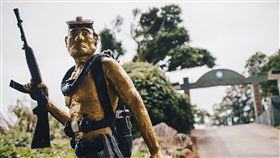 蛙兵精神典範　豎立馬祖兩棲營祖兩棲營偵三連的門口有座蛙兵身型的雕像，是為了紀念曾在馬祖地區擔任連長的毛守義曾多次冒著生命危險前往對岸執行特種任務。（軍聞社提供）中央社記者游凱翔傳真　108年1月26日