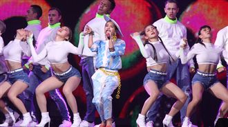 呸姊扭腰跳雙人舞！網友驚呼：鳳飛飛