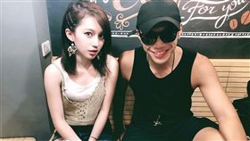 黑男與Lucy經常在頻道中深情對唱。（圖／翻攝自YouTube）