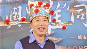 就職滿月  韓國瑜：覺得自己老很多高雄市長韓國瑜25日就職滿月，他下午頭戴財神爺官帽受訪表示，覺得自己這一個月來老很多，臉上皺紋也比以前多許多。中央社記者程啟峰高雄攝　108年1月25日