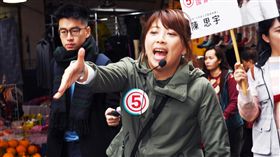 陳思宇太平市場掃街拜票無黨籍台北市立委補選候選人陳思宇（前中）26日上午前往太平市場掃街拜票，尋求選民支持，為選情做最後衝刺。中央社記者施宗暉攝　108年1月26日