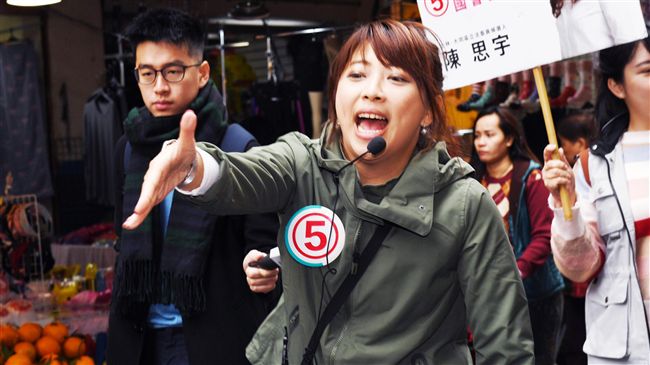 戴眼鏡投票　陳思宇用一字來形容選戰