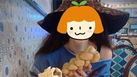 女神下班「坐對面吃麵」！　被拍正面照…男網友激動：真的超大咖(圖/翻攝自微博)