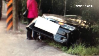 為撿菸盒過彎失控　賓士撞路邊車翻覆