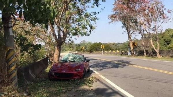 139線又撞！敞篷跑車衝撞護欄全毀
