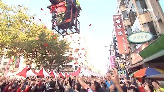 年貨大街灑紅包拚人氣　民眾搶破頭