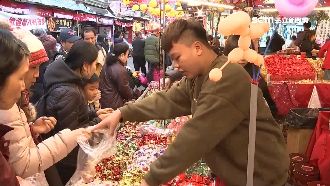 迪化街湧人潮！限量「年貨福袋」搶翻