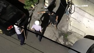 不堪其擾！惡鄰居多次喝醉砸車、嗆人