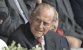 英國皇室菲立普親王（Prince Philip），17日自駕上路不幸發生車禍，在路口與另一台車對撞，導致車身翻覆但自身沒有受傷，而另一台車上的乘客則是手部骨折，送醫後無礙。事發6日之後，菲立普以親筆信向車禍傷者道歉，並表示當時是因為「陽光太刺眼」，才沒看清路況導致車禍發生，對此感到非常抱歉。（圖／翻攝自RoyalCentral twitter）