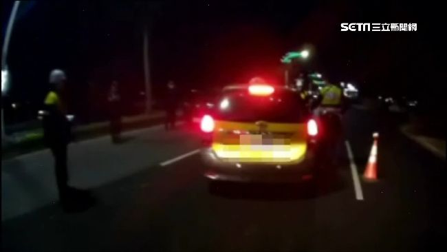 逃逸移工遇臨檢！見警還想開車門落跑