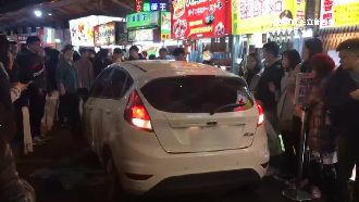 不熟路況？女駕駛周末夜開進逢甲商圈