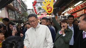 柯文哲逛商圈　陳思宇現身尋支持台北市長柯文哲（前中）26日前往台北後站商圈、華陰街商圈發放發財金，無黨籍台北市立委補選候選人陳思宇（右墨綠外套者）也短暫現身，跟在柯文哲旁邊爭取民眾支持。中央社記者謝佳璋攝　108年1月26日