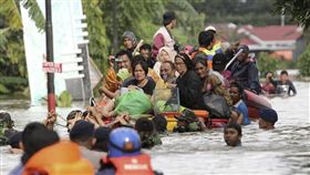 印尼蘇拉威西島洪災，災民撤離家園。（圖／取自Francesco Rocca推特）
https://twitter.com/Francescorocca/status/1088820103083376642