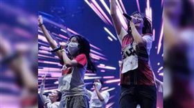 「AKB」泰國姊妹團成員穿納粹符號T上身挨轟。（圖／翻攝自khaosodenglish）