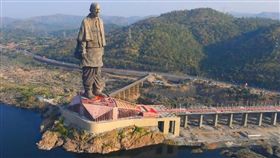 「團結雕像」每天遊客絡繹不絕。（圖／翻攝自scroll.in）