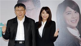 柯文哲陳思宇合體造勢台北市長柯文哲（左）5日與「柯家軍」台北市立委補選參選人陳思宇（右）出席「阿北Ｘ思宇 海報簽名見面會」，兩人合體造勢，尋求市民支持。中央社記者施宗暉攝　108年1月5日