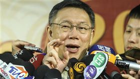 柯文哲：中央調動人事　地方只是被知會外傳北市警察人事將有異動，台北市長柯文哲26日下午到台北地下街發送豬年發財金時受訪表示，警政人事一條鞭，中央政府調動人事，地方政府只是被知會。中央社記者謝佳璋攝　108年1月26日