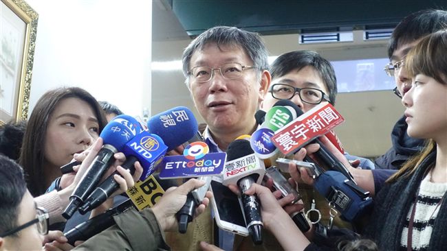 柯P：何志偉選前一個樣，選後一個樣