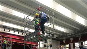 考雇員　女生攀爬提滅火器競走樣樣來台灣中油公司招考雇員27日進行複試，有女性考生攀爬、提滅火器競走等測驗不讓鬚眉，力拚錄取。（中油公司提供）中央社記者陳朝福傳真　108年1月27日