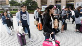 青年民主返鄉列車陸續發車（3）為鼓勵青年返鄉投票，台灣青年民主協會募資發起「2018青年民主返鄉列車」，讓2500名離鄉青年以新台幣101元的車資返鄉投票，參與青年23日下午在台北車站乘車點集合，準備搭車回家。中央社記者徐肇昌攝　107年11月23日