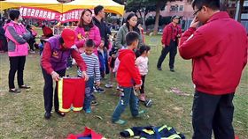 體驗消防救災苦　桃園親子著裝變身消防員（1）為落實農曆春節防災工作，桃園市政府消防局27日邀請家長帶著小朋友，一起進行春節防災演練活動，讓大小朋友體驗救災的辛苦也建立正確防災觀念。中央社記者吳睿騏桃園攝　108年1月27日