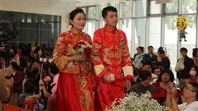 南科園區集團婚禮　新人接受祝福科技部南科管理局20日舉辦集團結婚，安排每一對新人走過紅毯接受親友祝福。中央社記者楊思瑞攝　108年1月20日