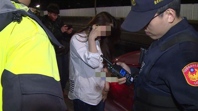 賓士車頭全撞爛！她酒駕急摳老公救援