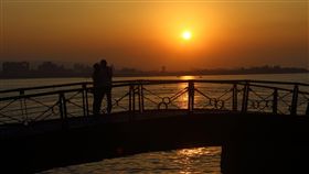 淡水海關碼頭美麗夕陽新北市淡水古蹟博物館海關碼頭園區，白天除有觀音山與淡水河的山水風光，傍晚則有橘橙色的夕陽，夜間還有燦爛光雕，美麗景致時刻吸睛。（淡水古蹟博物館提供）中央社記者黃旭昇新北市傳真　108年1月26日
