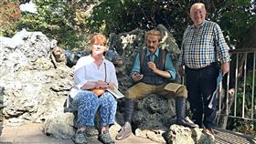 首任英國駐台領事史溫侯後代跨海尋根首任英國駐台領事史溫侯（Robert Swinhoe）旁系後代子孫史溫侯（Christopher Swinhoe-Standen）（右）與友人造訪高雄打狗英國領事館，開心與先祖史溫侯蠟像合影留念。（高雄市文化局提供）中央社記者程啟峰高雄傳真　108年1月18日