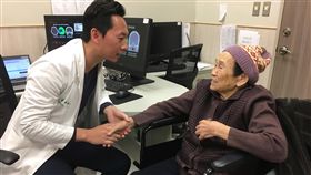 腦中風一站式救治　成功搶救90歲阿嬤（1）一名90歲阿嬤（右）日前跌倒後左手腳無力，緊急送往中國醫藥大學新竹附設醫院急診，醫院啟動「腦中風一站式救治」，縮短檢查時間，確定為急性腦中風，在黃金3小時內完成治療。中央社記者魯鋼駿攝　108年1月27日